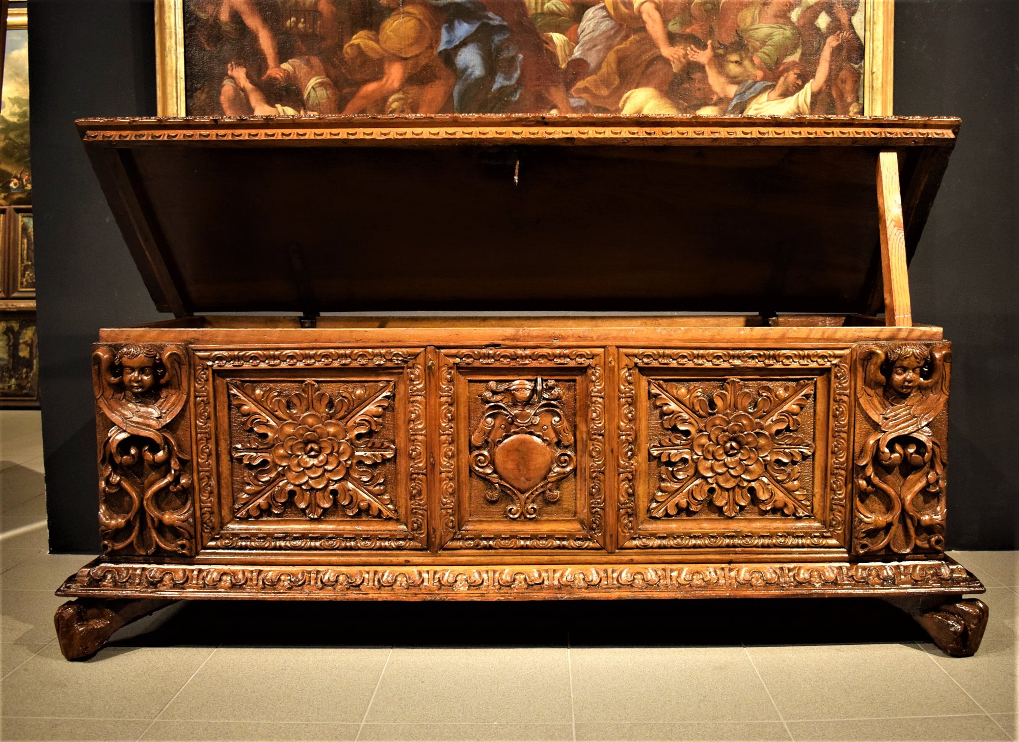 Noble chest Renaissance in carved walnut